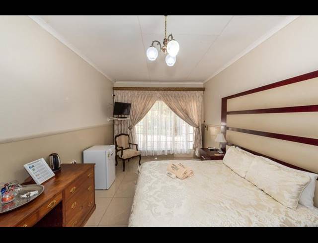 14 BEDROOM HOUSE FOR SALE IN WHITE RIVER EXT 1